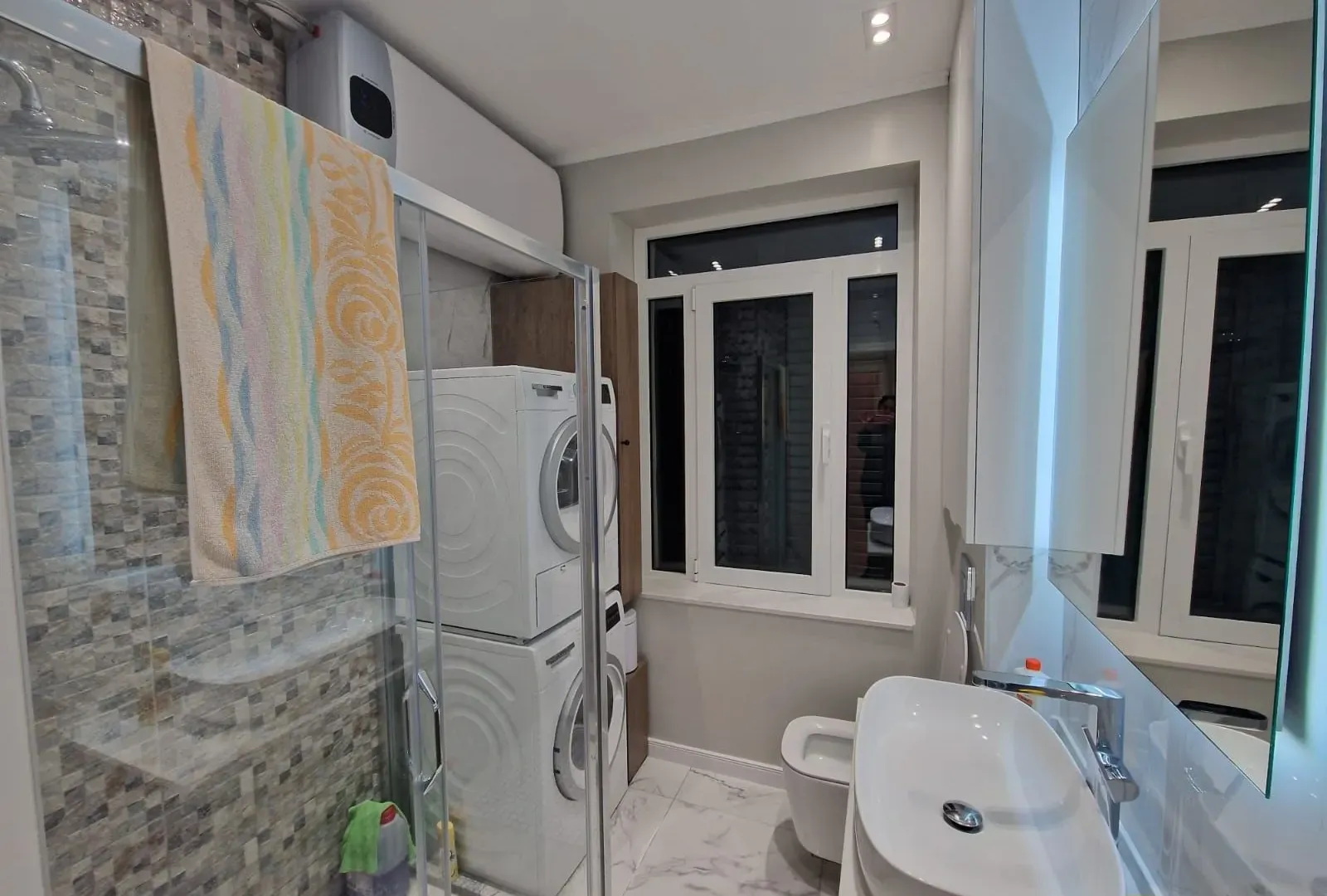 Izdavanje, dvosoban stan, 72m², Tivat, Crna Gora