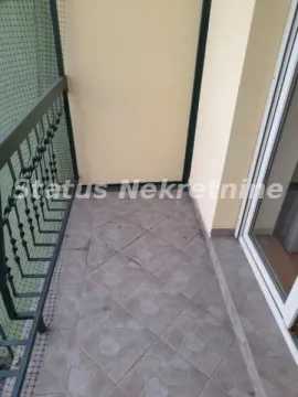 Manji popločani balkon sa ogradom i zaštitnom mrežom. - image 2