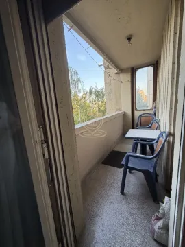 Manji natkriveni balkon sa stolom i stolicama. - image 11