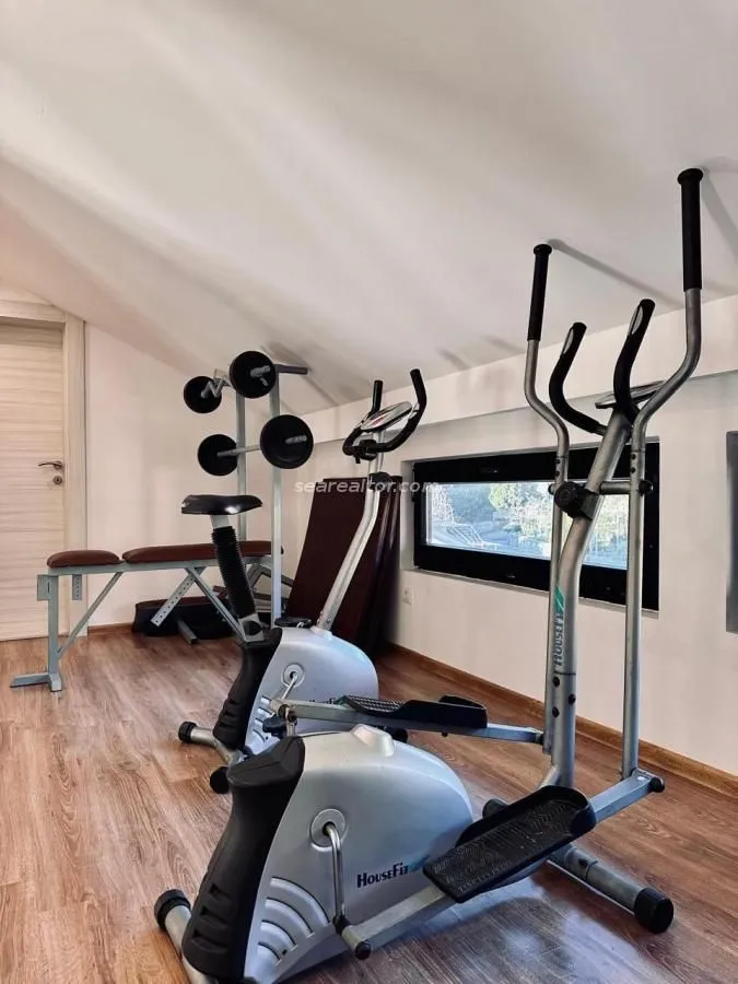 Izdavanje, trosoban stan, 130m², Centar, Tivat