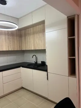 Moderna kuhinja sa bež i drvenim elementima. - image 3