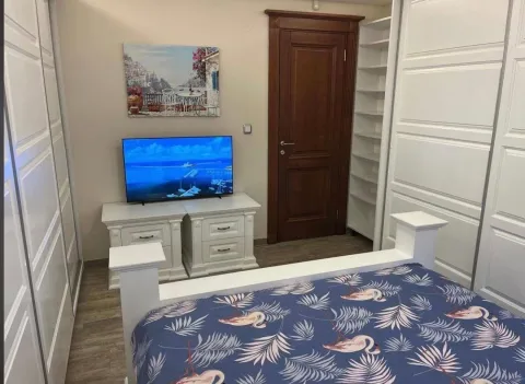 Namještena spavaća soba sa bračnim krevetom, plakarima i televizorom. - image 9