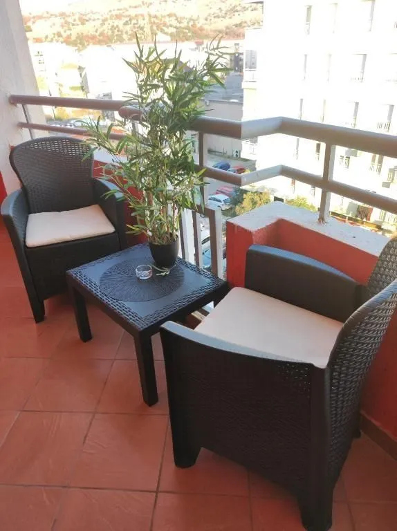 Balkon sa dvije udobne stolice i malim stolom.
