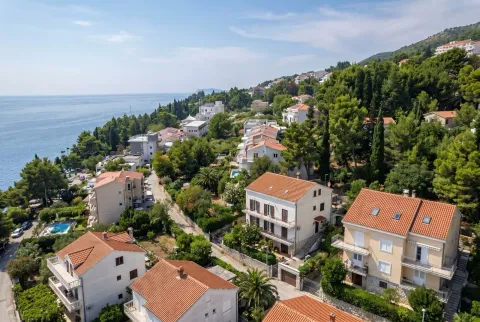 Pogled iz vazduha na kuće u primorskom naselju blizu mora. - image 7