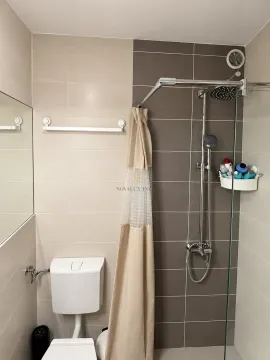 Kupatilo sa tuš kabinom, WC šoljom i ogledalom. - image 10