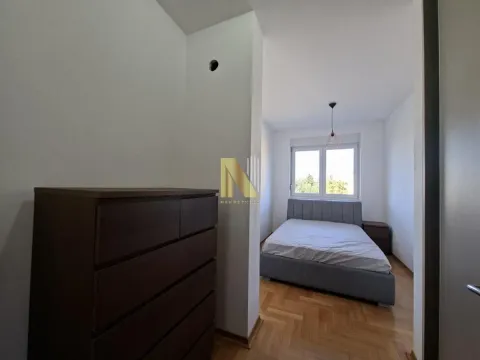 Pogled iz hodnika na nameštenu spavaću sobu sa bračnim krevetom. - image 6