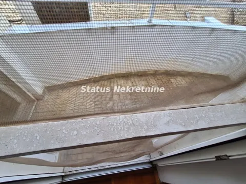 Pogled na terasu i zaštitnu mrežu sa prozora. - image 10