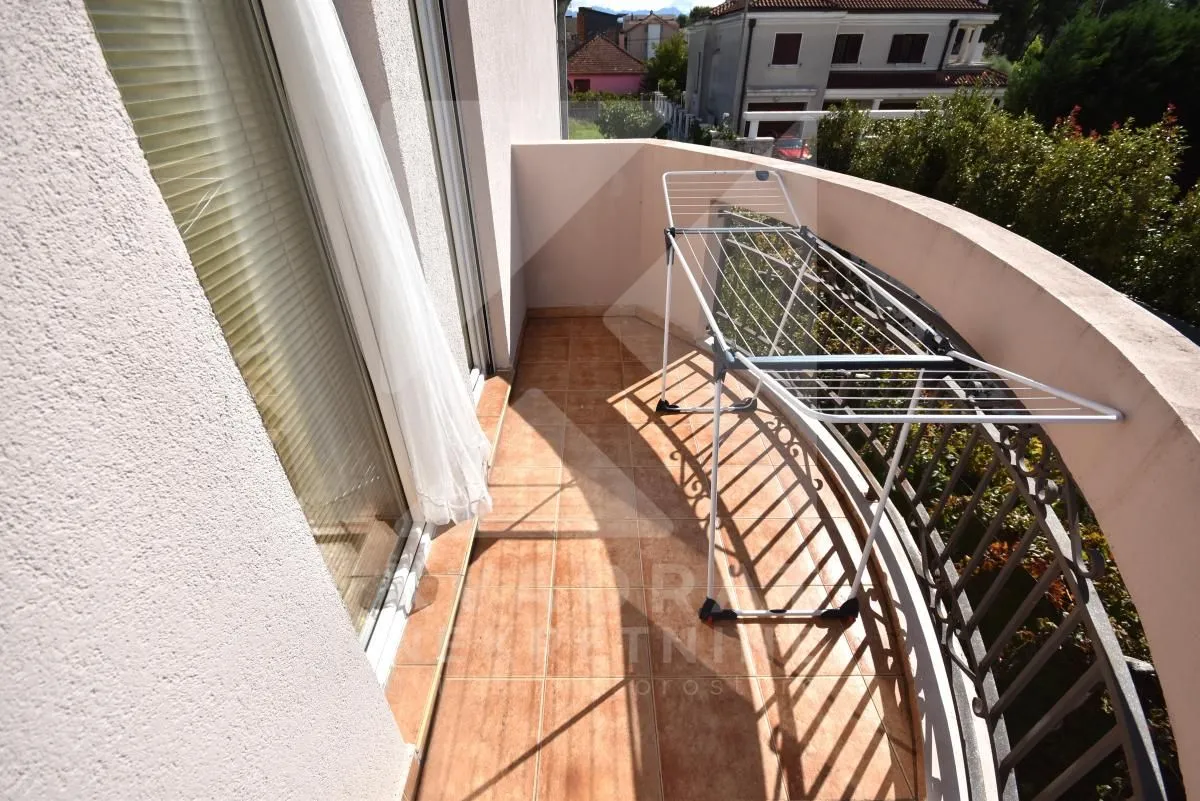 Izdavanje, četvorosoban stan, 160m², Tološi, Podgorica