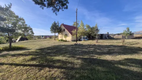 Pogled na kuću sa dvorištem i zelenilom. - image 4