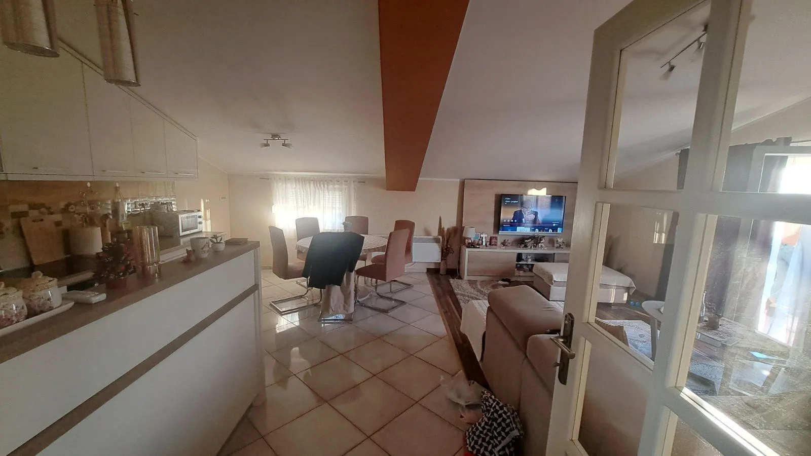 Izdavanje, trosoban stan, 106m², Tivat, Crna Gora