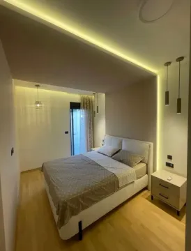 Moderna spavaća soba sa bračnim krevetom, noćnim stočićima i ugrađenom rasvjetom. - image 4