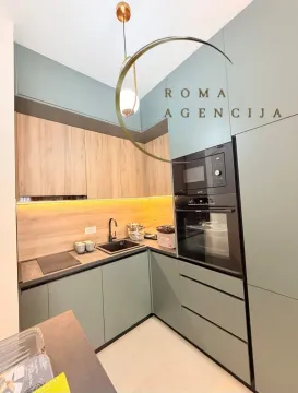 Moderna kuhinja sa zelenim frontovima i ugradnim uređajima. - image 2