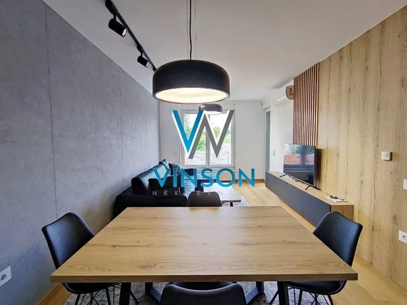 Dnevna soba sa trpezarijom i modernim nameštajem.