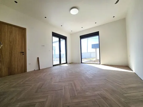 Rent, house, 434m², Farmaci, Podgorica - image 18