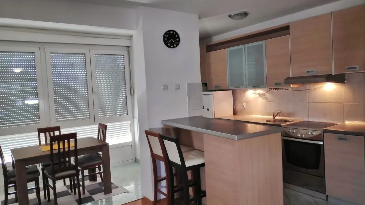 Izdavanje, dvosoban stan, 86m², Centar, Podgorica