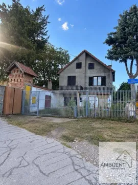 Pogled na spoljašnjost kuće sa dvorištem i ogradom. - image 9