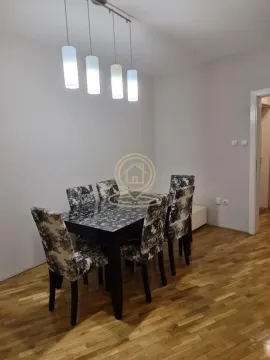 Trpezarija sa crnim stolom i stolicama sa dezenom. - image 7