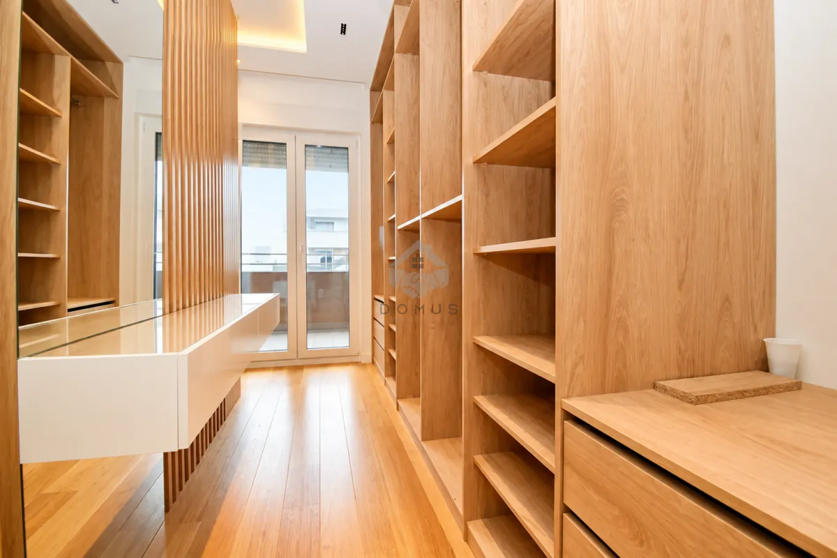 Izdavanje, dvosoban stan, 95m², Central Point, Podgorica