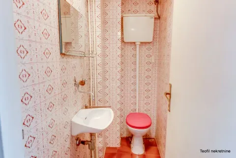 Manje kupatilo sa lavaboom, wc šoljom i retro pločicama. - image 18