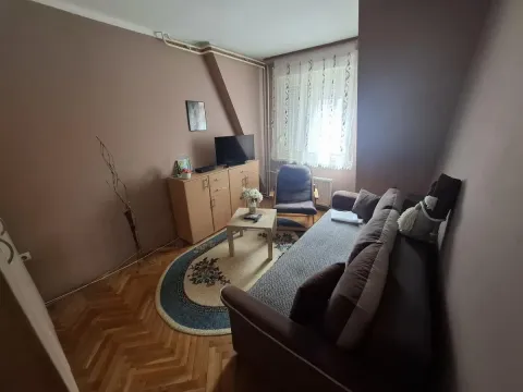 Manji dnevni boravak sa garniturom za sedenje, TV komodom i parketom na podu. - image 6