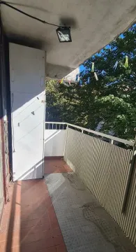 Manji balkon sa ormarom i pogledom na zelenilo. - image 3