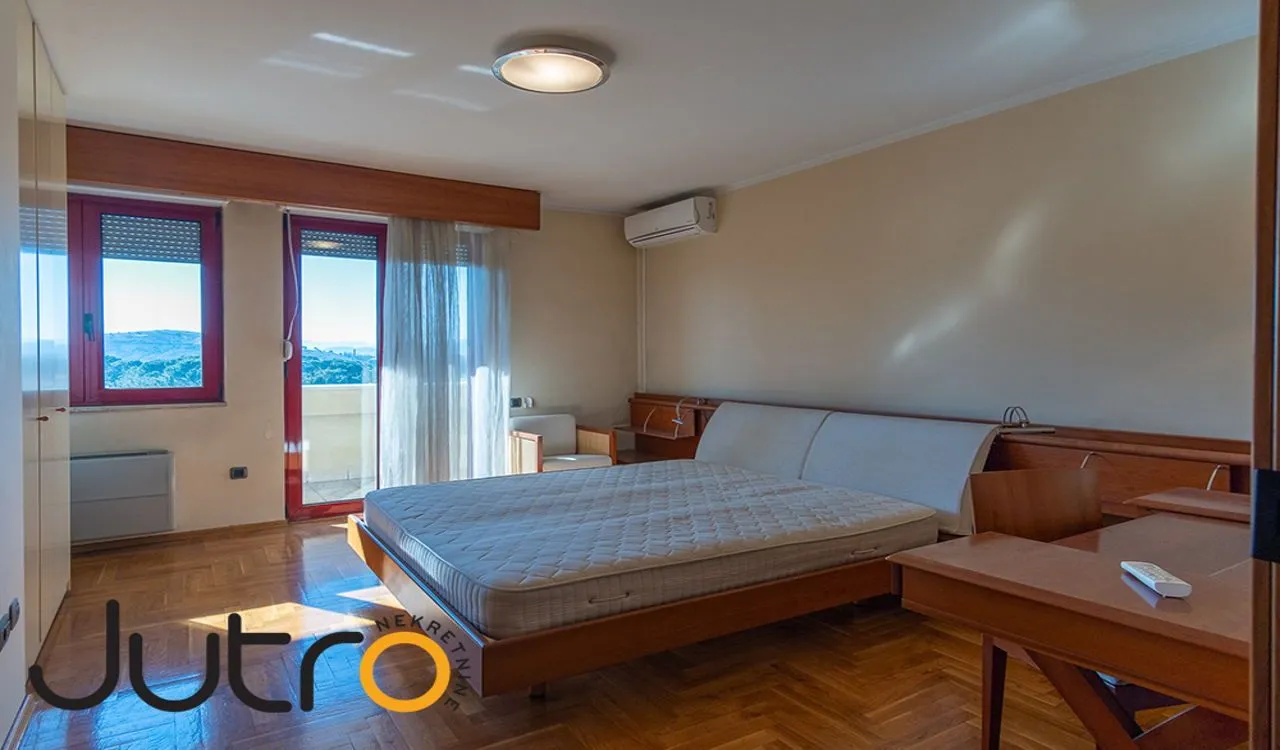 Prodaja, četvorosoban stan, 280m², Preko Morače, Podgorica