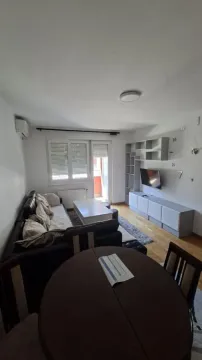 Dnevni boravak sa garniturom, TV-om i trpezarijskim stolom. - image 3
