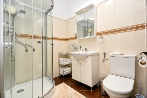 Kompaktno kupatilo sa tuš kabinom, umivaonikom i toaletom. - image 22