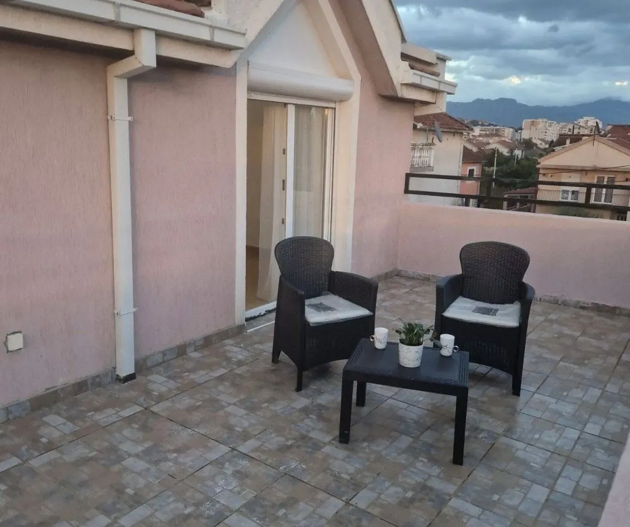 Izdavanje, dvosoban stan, 118m², Tološi, Podgorica