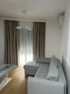 Dnevna soba sa ugaonom garniturom, stočićem i klima uređajem. - image 7
