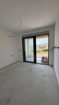 Nenameštena prostorija u izgradnji sa izlazom na terasu. - image 8
