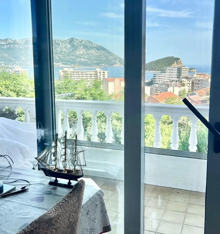 Izdavanje, trosoban stan, 85m², Babin Do, Budva