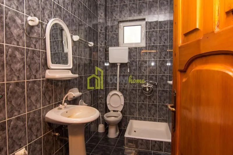 Izdavanje, kuća, 400m², Momišići, Podgorica