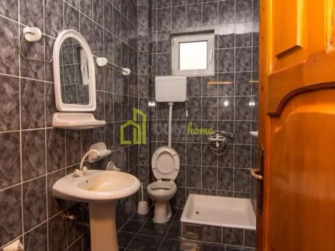 Izdavanje, kuća, 400m², Momišići, Podgorica - image 17