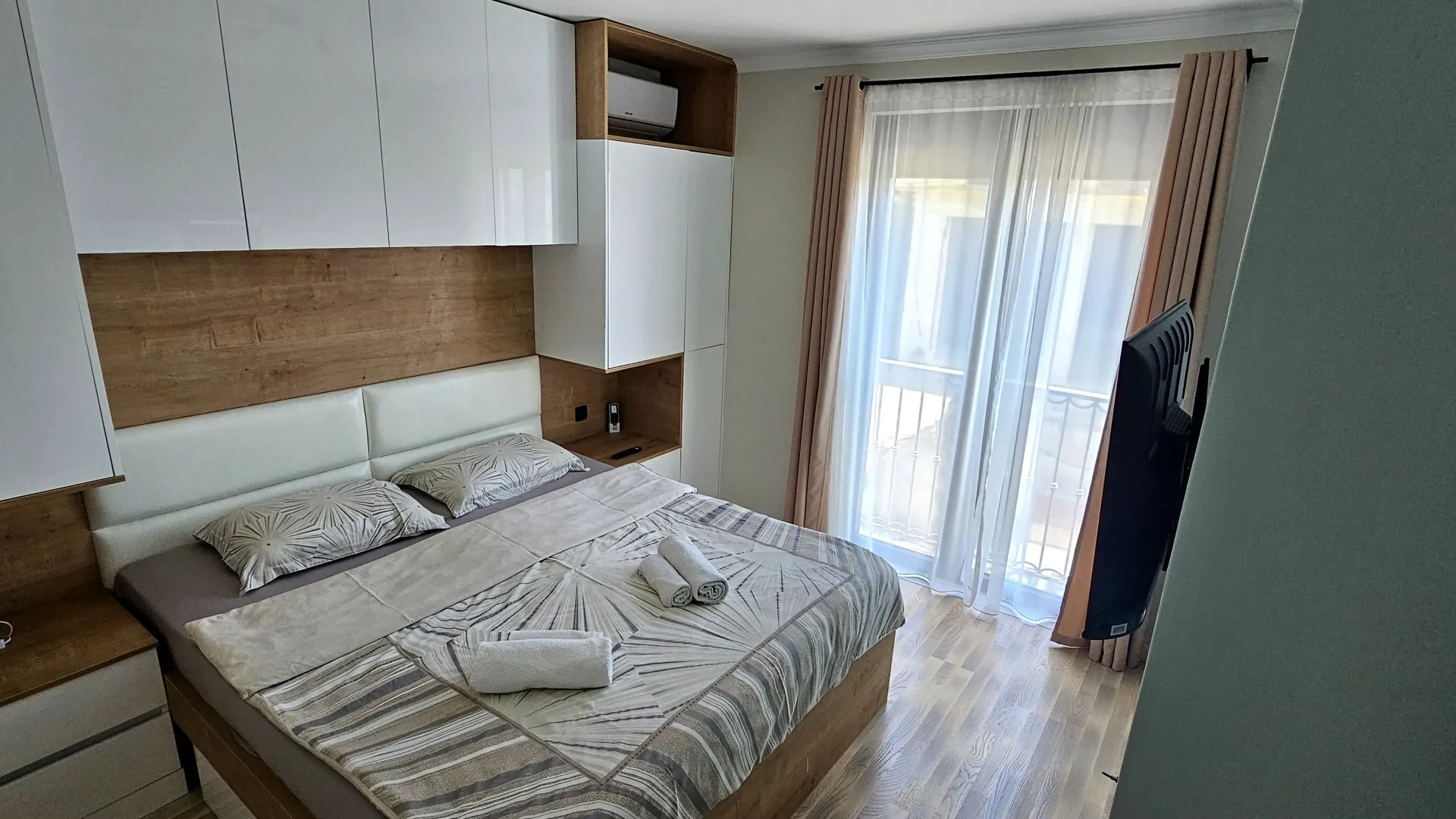 Izdavanje, dvosoban stan, 55m², Kalimanj, Tivat