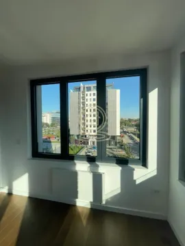 Pogled kroz prozor na okolne zgrade iz svetle prostorije. - image 12