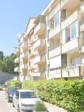 Spoljašnji izgled stambene zgrade sa balkonom i uređenim dvorištem. - image 6