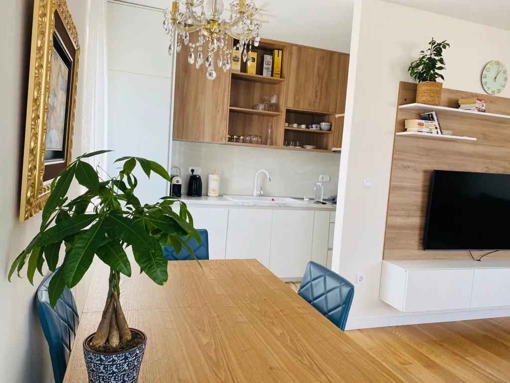 Izdavanje, trosoban stan, 101m², Central Point, Podgorica