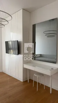 Spavaća soba sa ugradnim plakarom, stočićem za šminkanje i ogledalom. - image 3