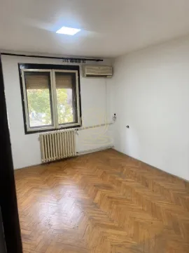 Prazna soba sa parketom, prozorom i klima uređajem. - image 3