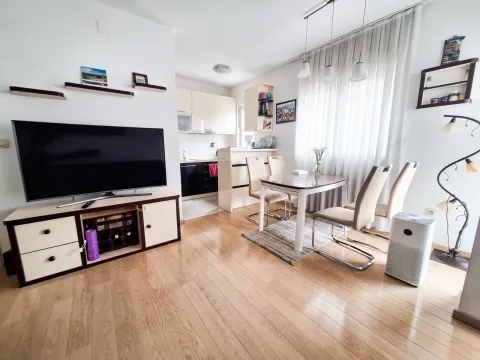 Dnevni boravak sa trpezarijom i televizorom, sa pogledom na kuhinju. - image 5