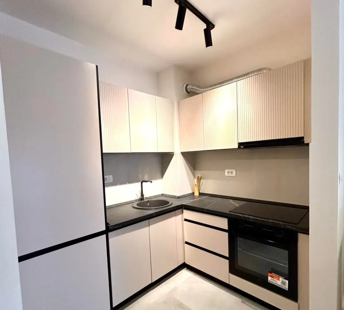 Izdavanje, jednosoban stan, 42m², Central Point, Podgorica