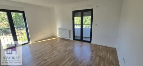 Prazna soba sa parketom i izlazom na terasu. - image 4