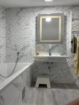 Kupatilo sa kadom, umivaonikom i osvetljenim ogledalom. - image 10