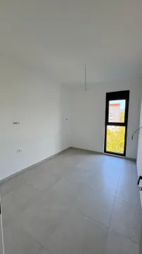 Prazna svijetla soba sa pločicama na podu i prozorom. - image 6