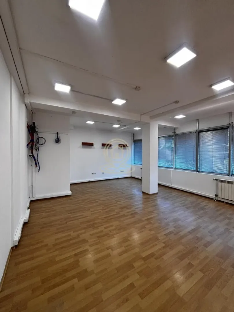 Rent, office space, 102m², Medijana, Niš