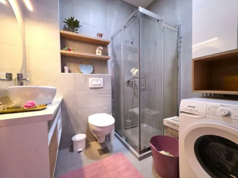 Moderno opremljeno kupatilo sa tuš kabinom, umivaonikom i veš mašinom. - image 15