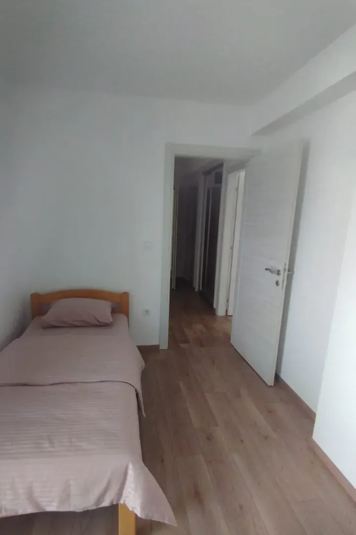 Izdavanje, trosoban stan, 100m², Zagorič, Podgorica