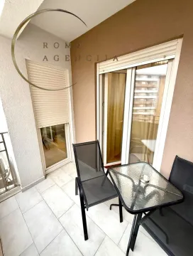 Manji namješten balkon sa stolom i dvije stolice. - image 8