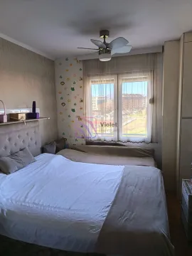 Spavaća soba sa velikim bračnim krevetom, prozorom i plafonskim ventilatorom. - image 4
